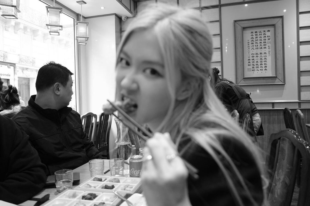 roseyarchive's tweet photo. roses_are_rosie: Chopsticks in paris 🥢 https://t.co/m1m88TFvPS