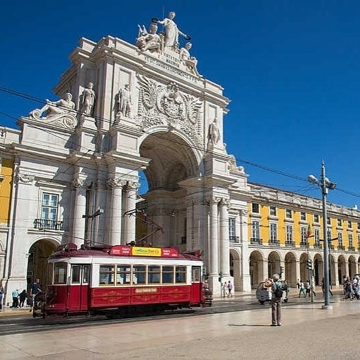 TourDesing's tweet image. Lisboa (Portugal 🇵🇹) Es la capital portuguesa y considerada una de las diez mejores ciudades de Europa.
Reúne modernidad e historia, autos lujosos y tranvías, serenidad y variada vida nocturna.
#visual_square #portugalcomgraca #lisboa #lisbon #portugal #tourdesing #vivirviajando