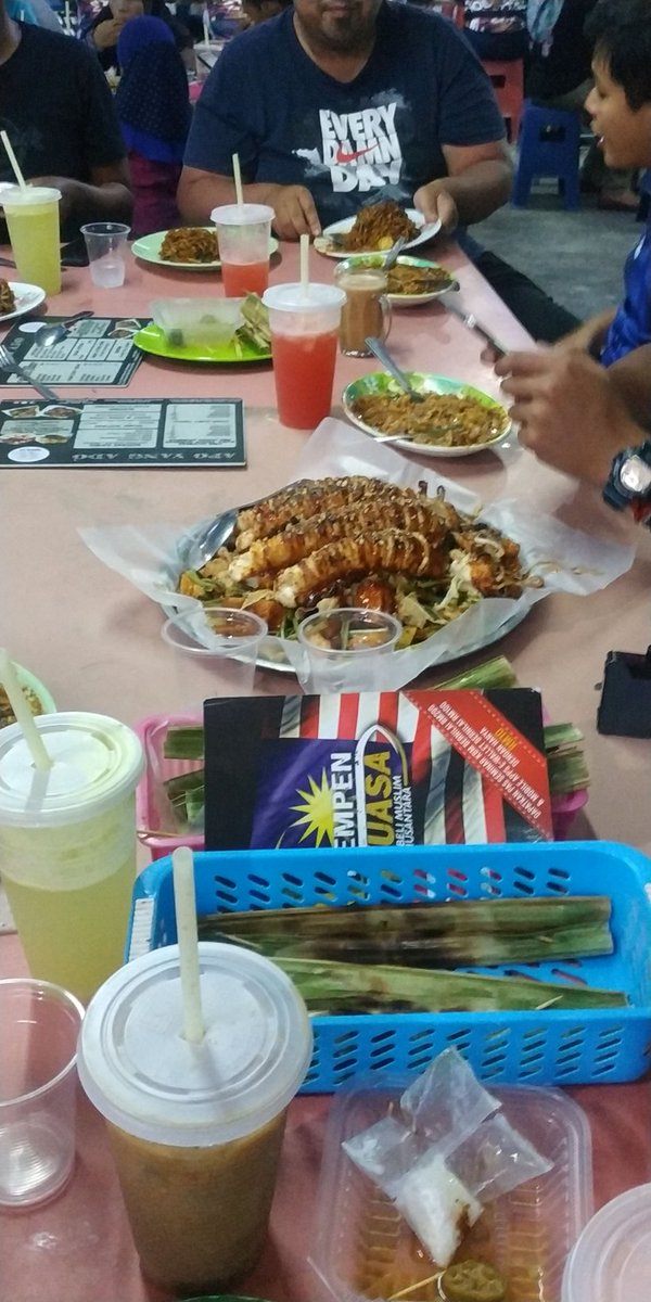 IQMAHAIKAL's tweet photo. Say: warong hijau rojak sotong melaka . . Sampaii https://t.co/Y3fsRQPj2U