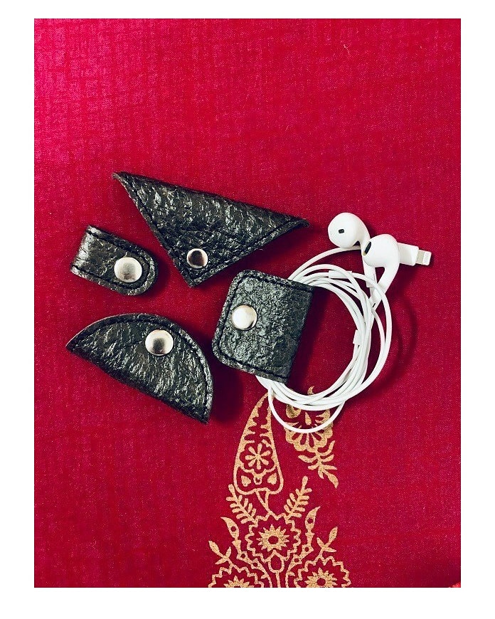 ritiindia's tweet image. Organize your wires with our handcrafted, eco friendly and cruelty free Xisha Wire Clips made out of coconut malai. 
#wireclips #xisha #riti #ritiindia #gayapochette #geeenfashion #crueltyfree #slowfashion #fairfashion #artisanmade #coconutmalai #coconut #malai #biocompostible