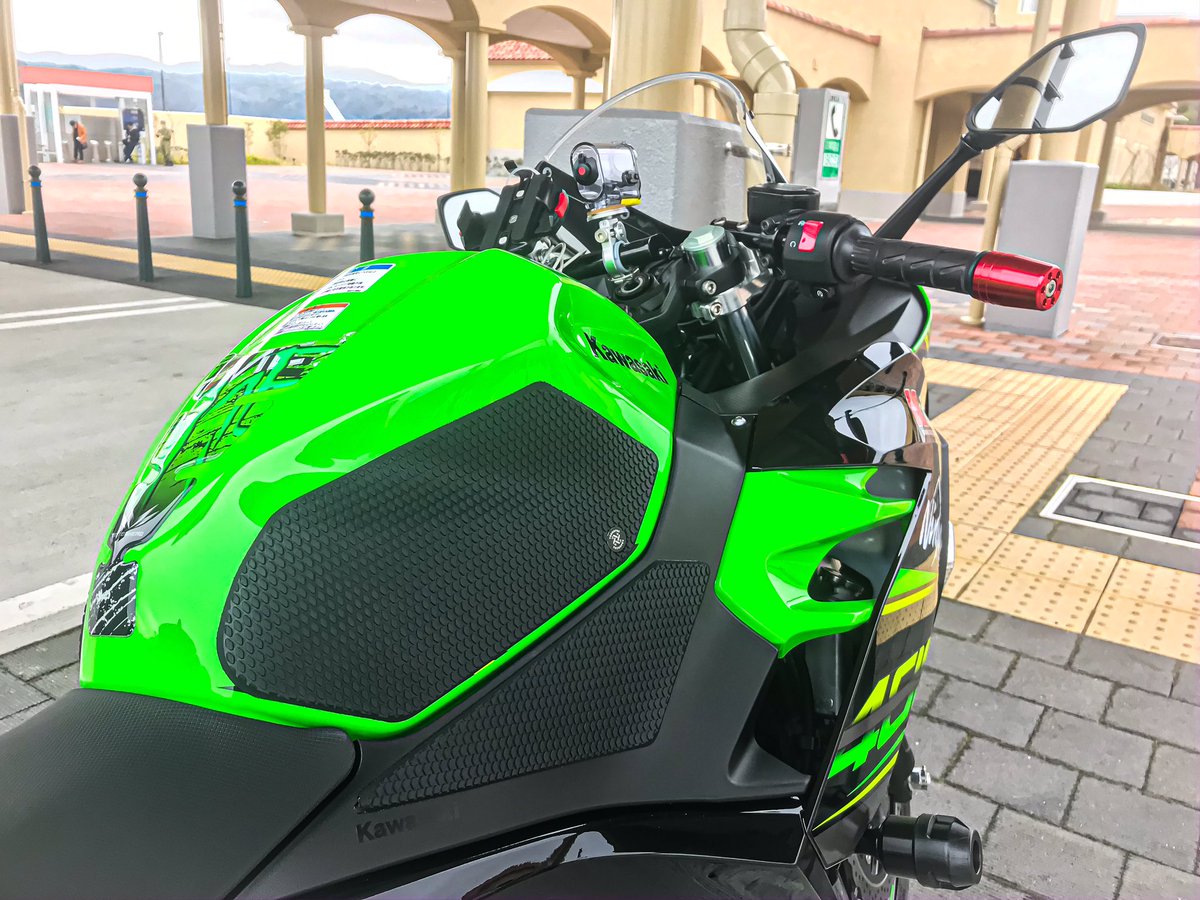 zx10rSHOTA's tweet image. 久しぶりのバイク！
神戸に戻ってきました、理由は明日リニューアルしたカワサキプラザに行きたいだけw

ninja250/400でテックスペック貼ってるの自分だけかな？
見た目がレーシーになり、効果抜群なので買って良かった！

#ninja400 
#テックスペック 
#techspec 
#バイク乗りと繋がりたい