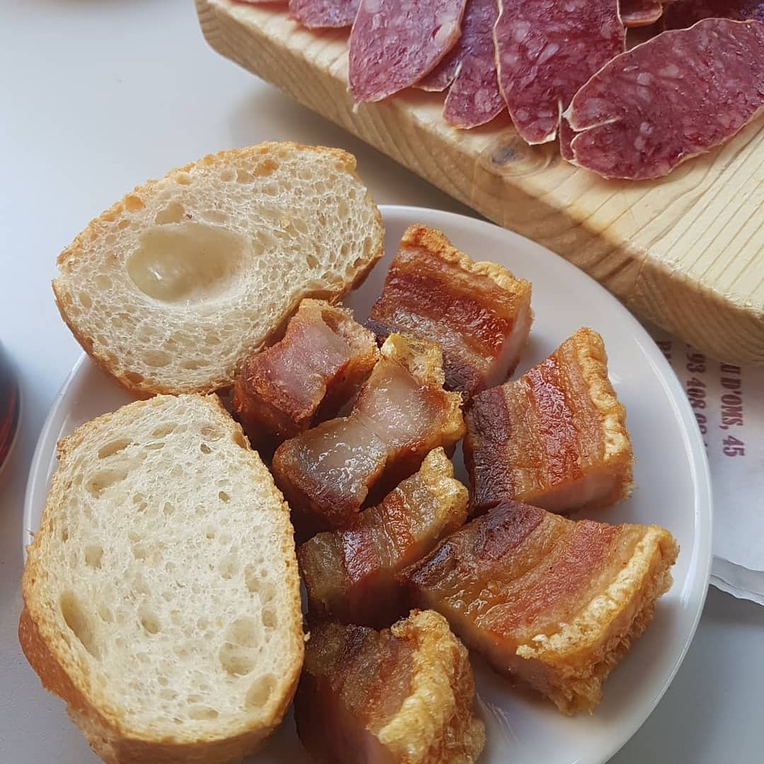 ¿Desayunamos? 😎
📍 Mesón Can Meli, Barcelona.
📷 @eduslayer
#torreznos
#energiasaludable
#torresmo
#tapas
#pinchos
#desayuno
#buenosdias
#breakfast 
#mucholove
#dimelocontorreznos
#pururuca
#porkbelly
#crispypork
#torreznosbarcelona