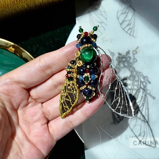 #handcrafted #embroideryjewelry #handmadejewelry #carinacheungjewelry #jewelrydesign #beadembroidery #luxurious 
The skeleton of the wing need to be finished before embroidery get started. Really enjoy the making process.