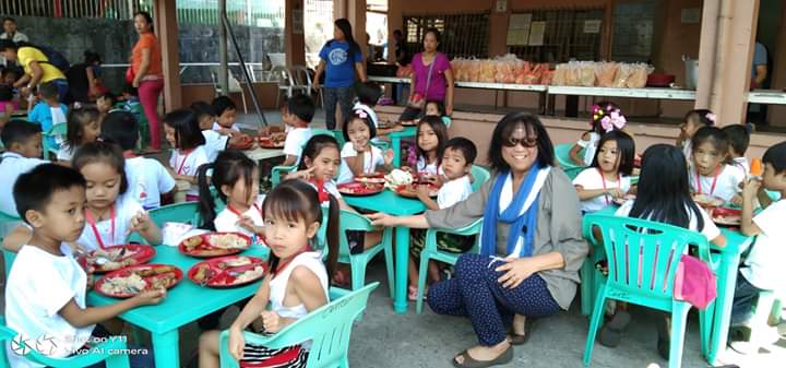 PAOFIPayatas's tweet photo. Thank you very much Sis Vi for a fun filled outreach activity last February 22, 2020 with 100 feeding children from PAOFI Feeding Program. We would also like to thank your family and friends who has been supporting your annual endeavor here in Payatas
#PAOFIPayatas
#PAOFIFeeding https://t.co/xHLyyUa1f3