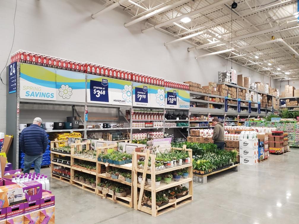 TheKingbee3's tweet photo. It may be 33° outside and Snowing❄ but the customers seem to be getting spring fever with this new House Plants flex set. 👀 Great job to the ISL&amp;G Red vest Team  @2591Lowes https://t.co/2iWDWR6cCG