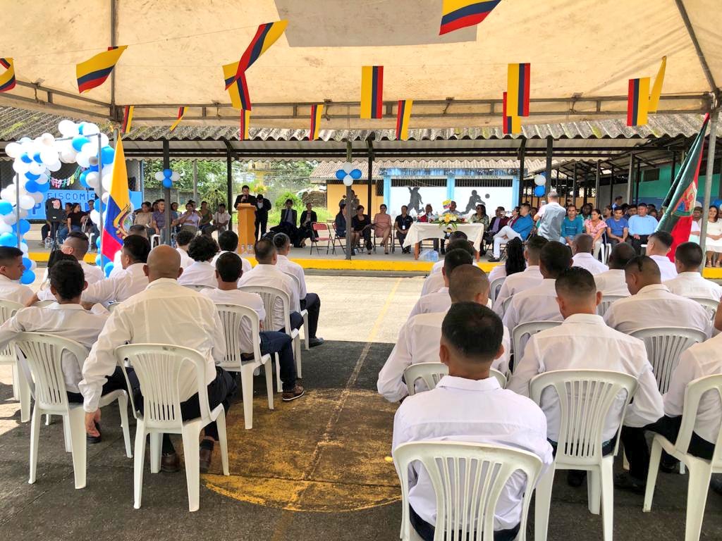 EducacionZ4_Ec's tweet photo. 30  persona privadas  de libertad, de la UE Pichincha, del Centro de Rehabilitación Social  Bellavista de #SantoDomingo, se graduaron como bachilleres. Se realizó una ceremonia con la participación de la Directora Distrital @RosaInesCarrio1, docentes y familiares. #SoyBachiller https://t.co/rCGpVWUgn3