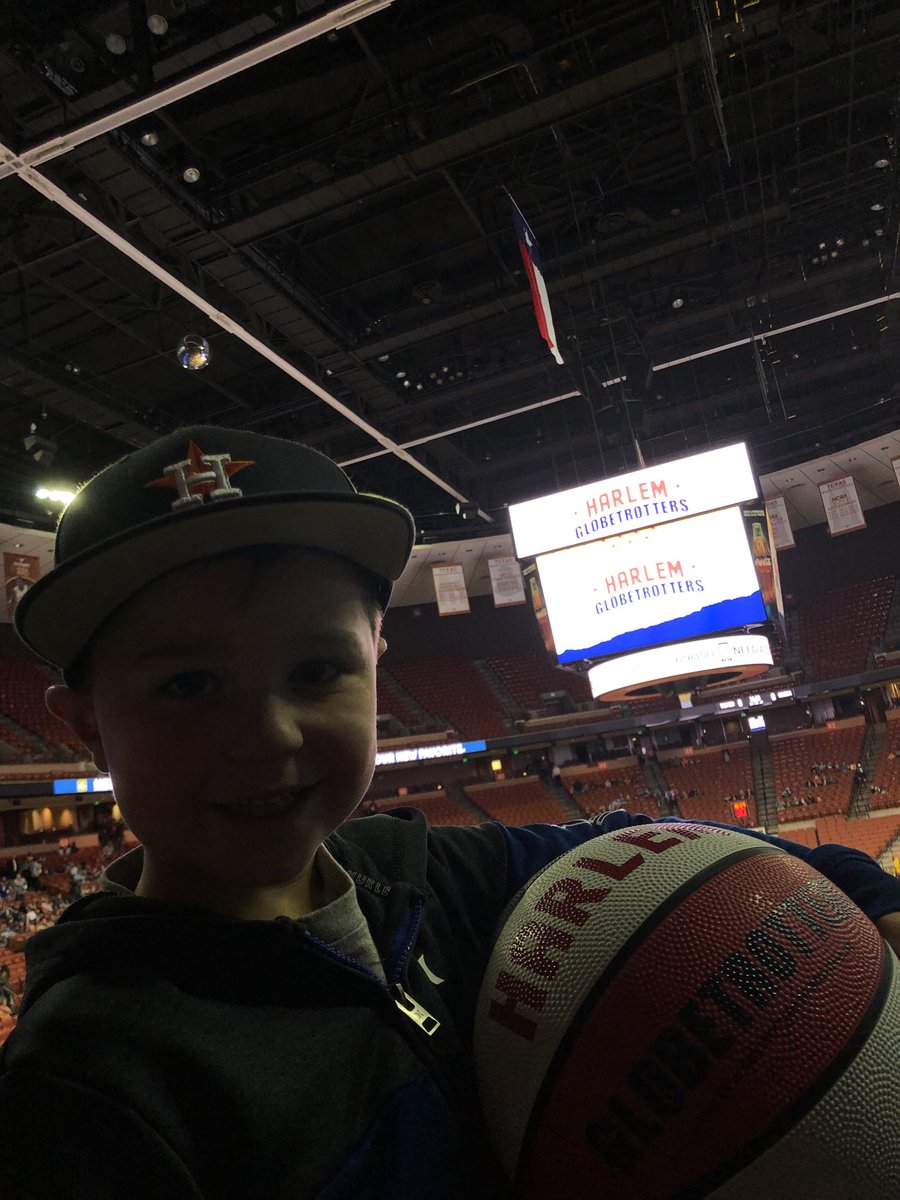 posey_r's tweet photo. Having fun ⁦@Globies⁩! #harlemglobetrotters #atx #austintexas https://t.co/b5benziIdS