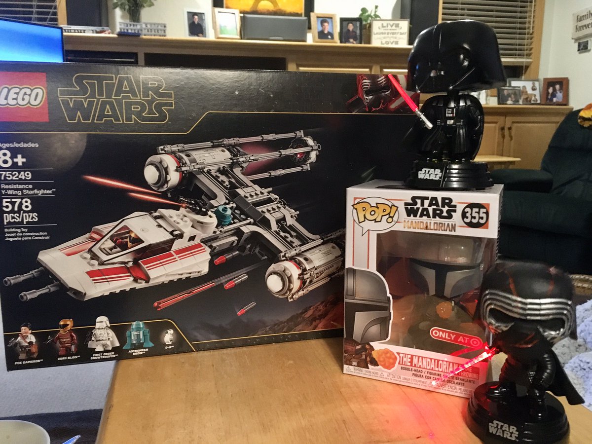 TheRealDFronz's tweet photo. Weekend project, Zorii Bliss and her Y-Wing. Also picked up the Flame Throwing #TheMandalorian and light up #KyloRen to go with my light up #DarthVader. #StarWars #FridayHunt https://t.co/k3fn1dOsTF