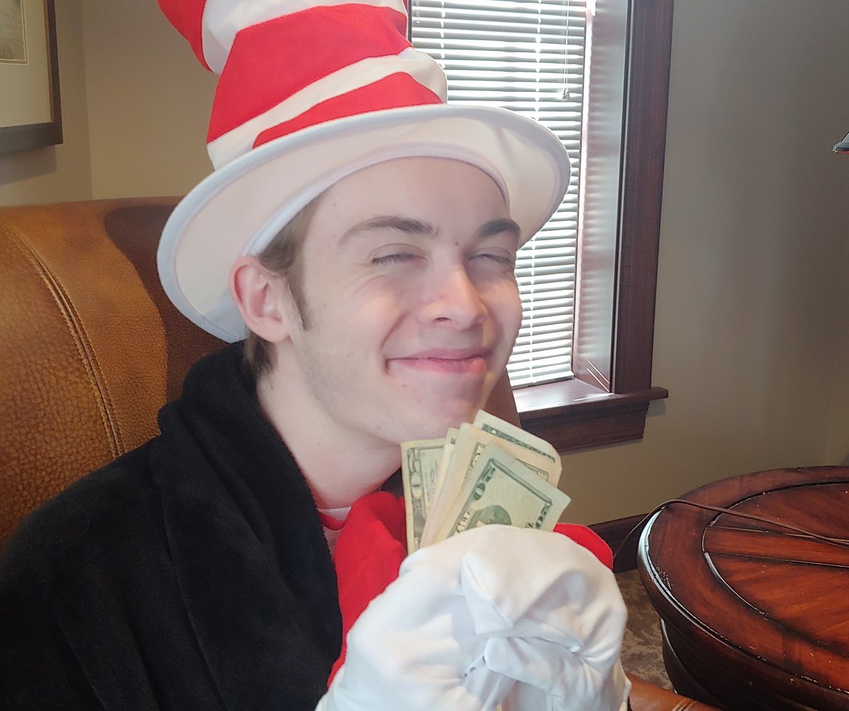 elontonight's tweet photo. go check out our newest sketch! the Grinch WISHES he had us on his creative team https://t.co/6J4eF4UKcw https://t.co/DWRO14kXDl