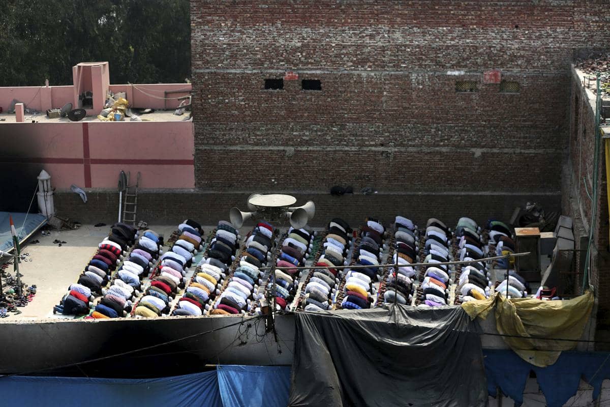 AzzamIzzulhaq's tweet photo. "Walaupun mereka membakar masjid kami, kami akan tetap beribadah walaupun dalam puingnya." -Mohammed Sulaiman, Delhi India.

Shalat Jumat (28/2) di atap puing masjid yg dibakar yg dihadiri 180an pemuda.

Mereka berhasil membakar masjid, tapi mereka tak bisa menghanguskan iman. https://t.co/hs6Zsnrvjq