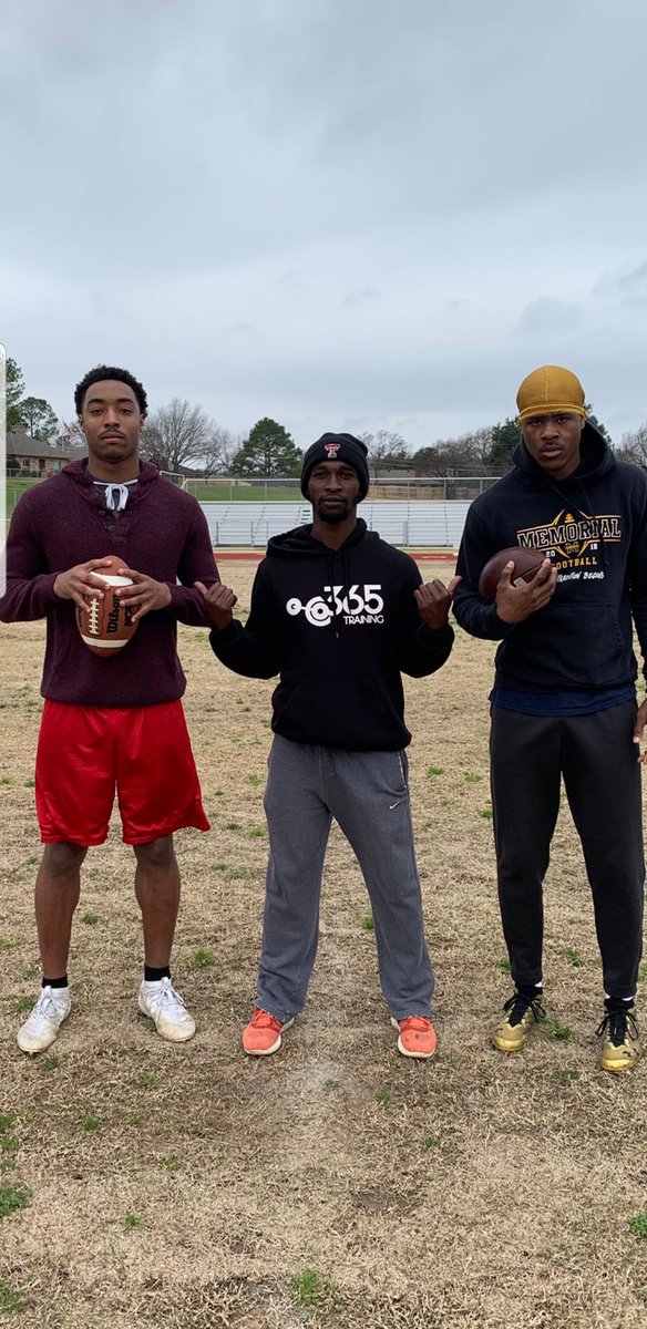 BALLERSCHOICE1's tweet photo. @OsundeCourtney @Tahjchambers11 @CaantGuaard13 @EnloeClemons THESE 2 UP NEXT 2020 ATH/WR/S/QB 6"3 @Tahjchambers11 and 2021 ATH/WR/S6"3 @CaantGuaard13 I SAID  IT #THEPLUG #COACHMIL @OsundeCourtney in MIDDLE COACH O #365TRAINING GET @HIM https://t.co/LzMJIqQ2w9