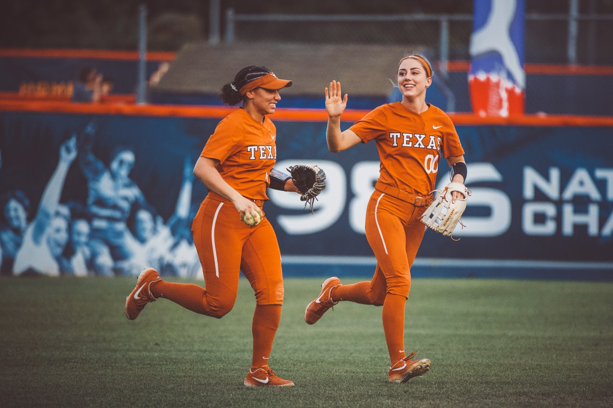 TexasSoftball's tweet photo. Three outs to go Horns. Let's finish off another HUGE WIN!

TEXAS 8 - UW 6 - Mid 7th https://t.co/Vq7Bw8hgqP