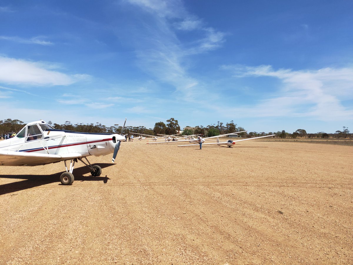 We're lined up on the grid for day 1 of the state gliding competition. Follow us here: tracking.livegliding.com/#!c=29&mz=9&r=…