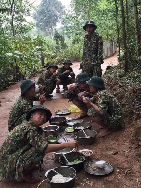 NgcMai81832340's tweet photo. #20Kr_YTN_ApologizetoVietNam các chú bộ đội của chúng tôi còn nằm sương giãi nắng ăn suất cơm có được một phần như các bạn không mà các bạn còn chê này chê nọ https://t.co/tqhdj1BbAk