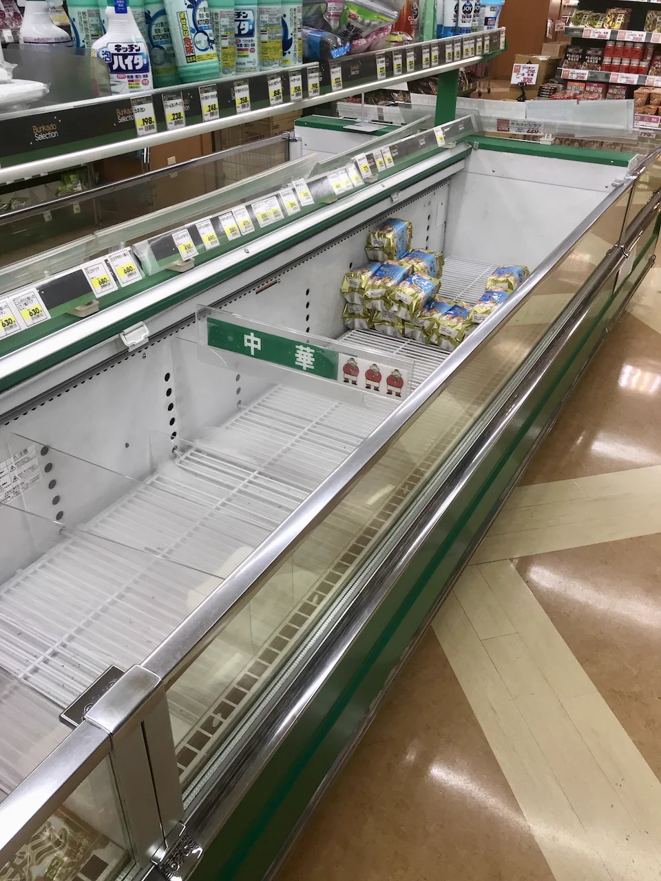 @ibuki_inter 東京ですが、まず冷凍食品、あと、袋ラーメン（カップは結構残ってた）、パスタこのあたりが内籠り需要かと。 