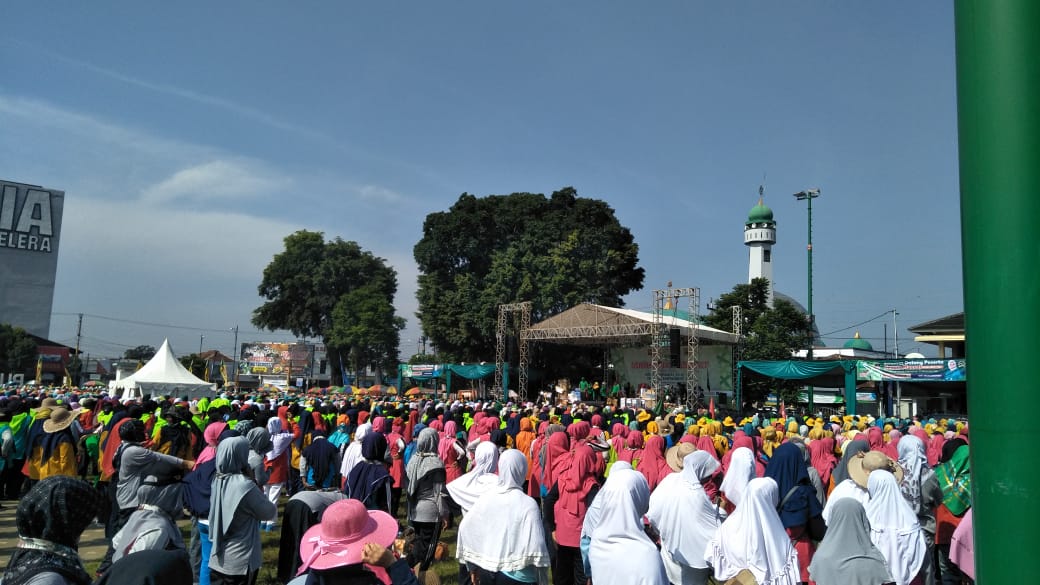 Ribuan ibu-ibu Muslimat NU se-Kabupaten Banyumas memadati alun-alun purwokerto untuk mengikuti senam masal dalam rangka memperingati harlah Muslimat NU ke-74 yang diadakan oleh PC Muslimat NU Banyumas.

#harlahmuslimatnu