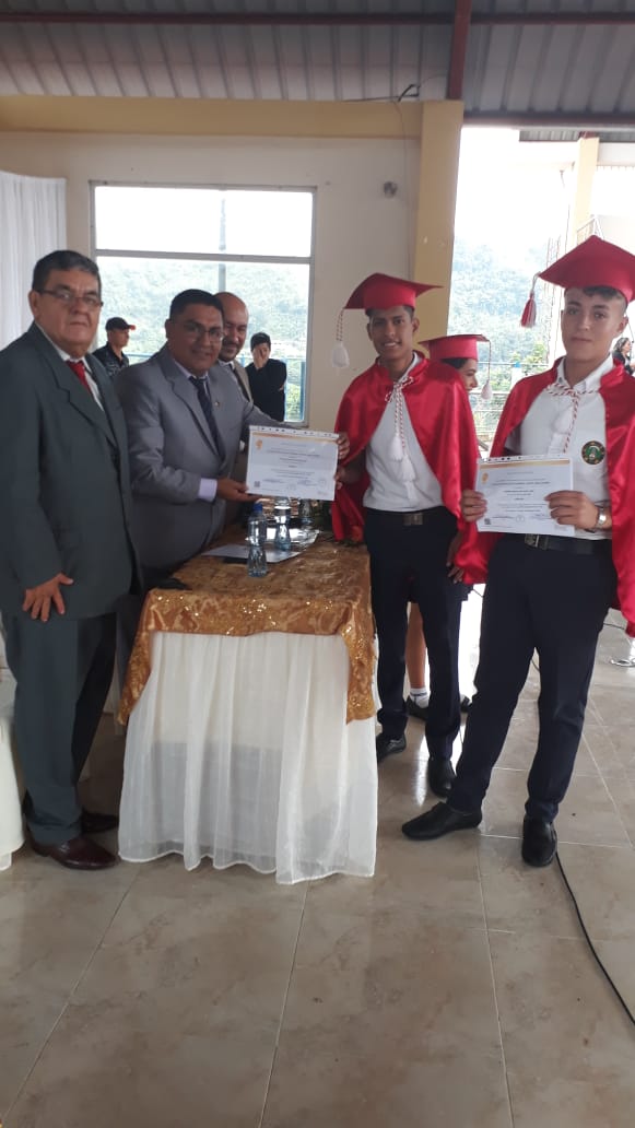 PatyJudithC's tweet photo. Hoy| participamos de la incorporación de la trigésimo quinta promoción de bachilleres de la República del Ecuador en el Colegio de Bachillerato Vicente Anda Aguirre. Felicitaciones a toda la comunidad educativa. #SoyBachiller. https://t.co/SsfYJdiRUC