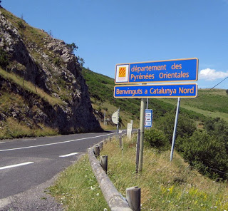 FeelLlibertat's tweet photo. La WEB de turismo de Francia la llama "Perpignan, la catalana"
En la cartera se anuncia "Benviguts a Catalunya Nord"
Las calles están en francés y catalán
El club más importante tiene l'estaca del Llach como himno

Pero si @KRLS dice que está en catalunya los fachas se ofenden 🤣 https://t.co/YctiveKhll