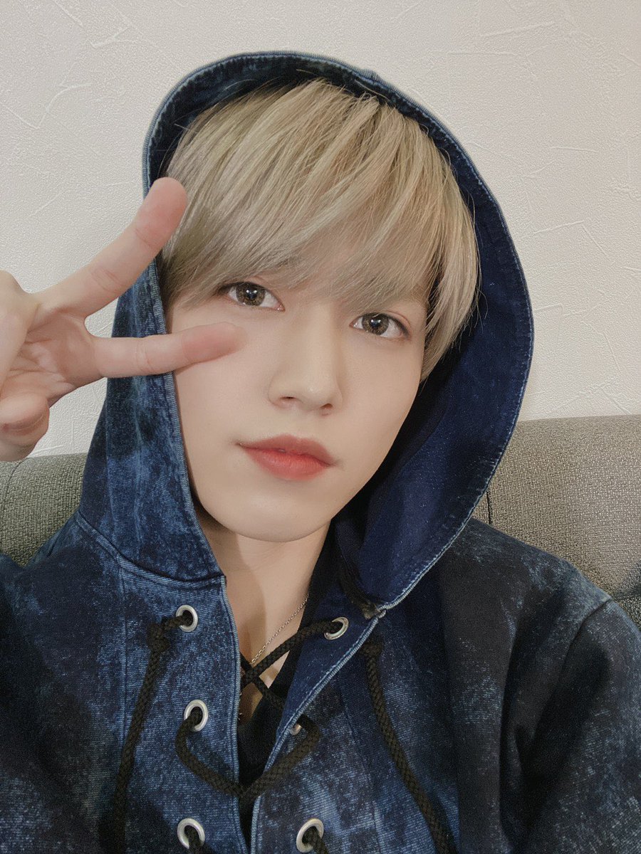 official_jo1's tweet photo. ✨Debut D-4✨
「PROTOSTAR」Concept Photo(+Selfie)

#白岩瑠姫
#SHIROIWA_RUKI

Debut Single「PROTOSTAR」 
2020.03.04 Release

『無限大(INFINITY)』MV 
🖇
https://t.co/pqUIIb7n5P

#JO1 #PROTOSTAR #無限大 #INFINITY https://t.co/qPAPIthEGo