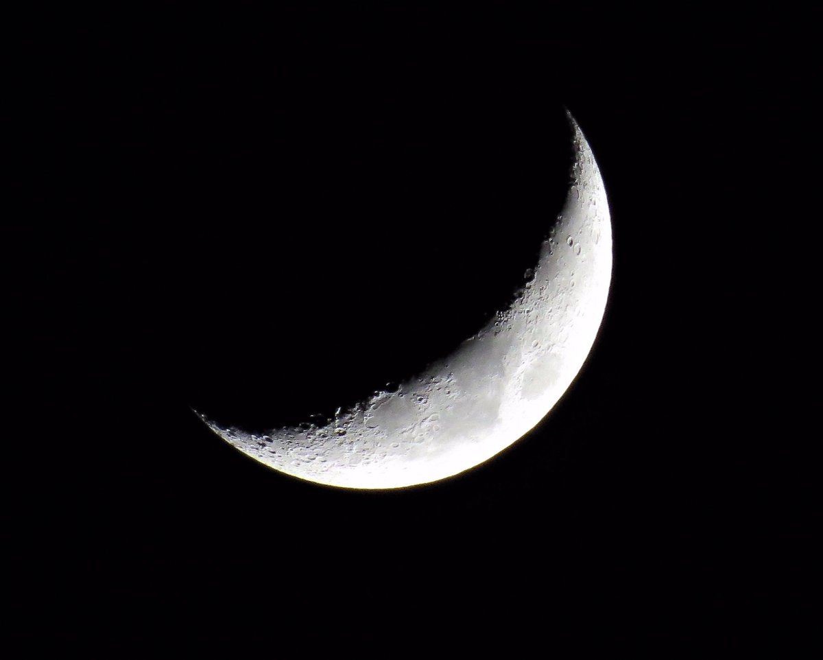 Just before #moonset tonight #waxingcrescent #themoon @PeteNBCBoston @NECN @DeniseNBCBoston #moon @MichaelPageWx @StormHour #mooncraters @MattNBCBoston