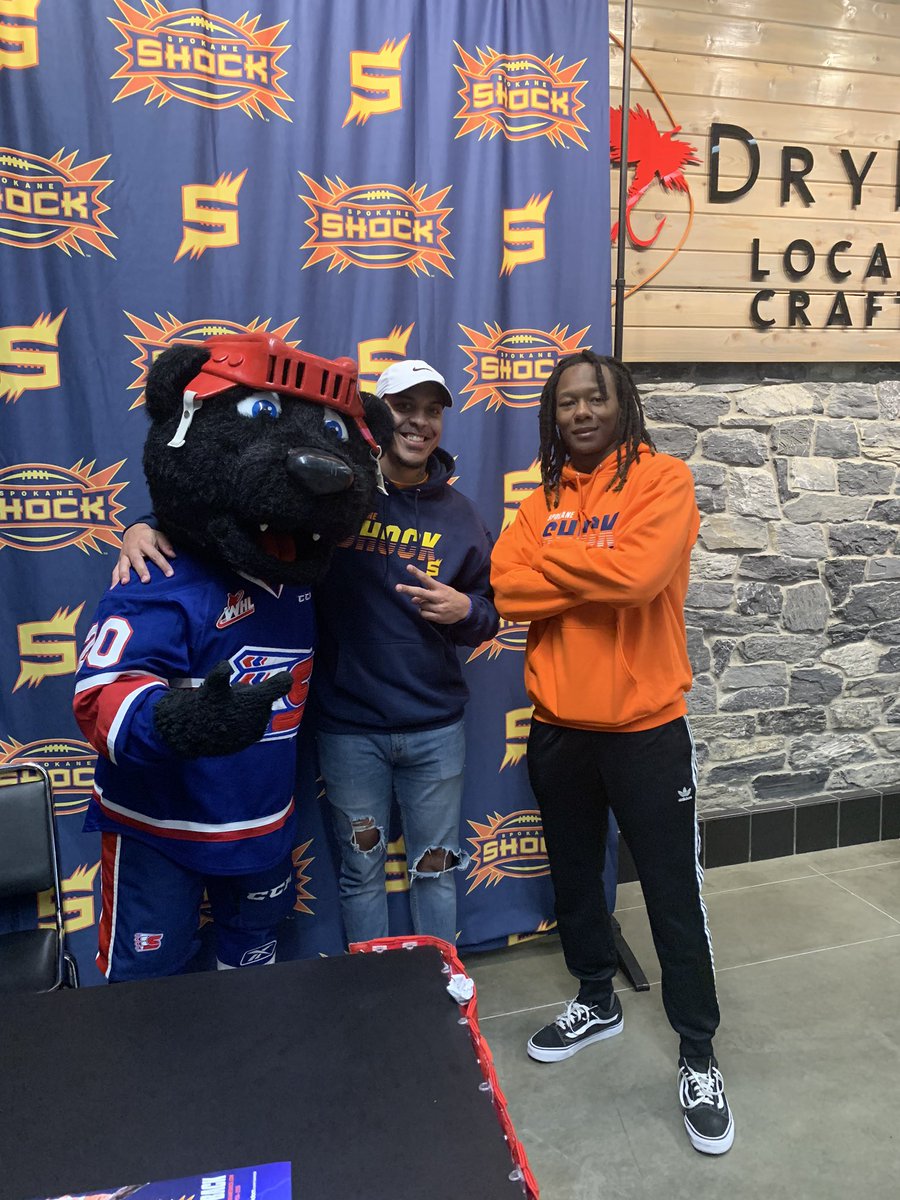 SpokaneShock's tweet photo. Boomer paid our players Mike and Tavares a visit! #SpokaneChiefs #SpokaneShock https://t.co/4K3bC46Mje