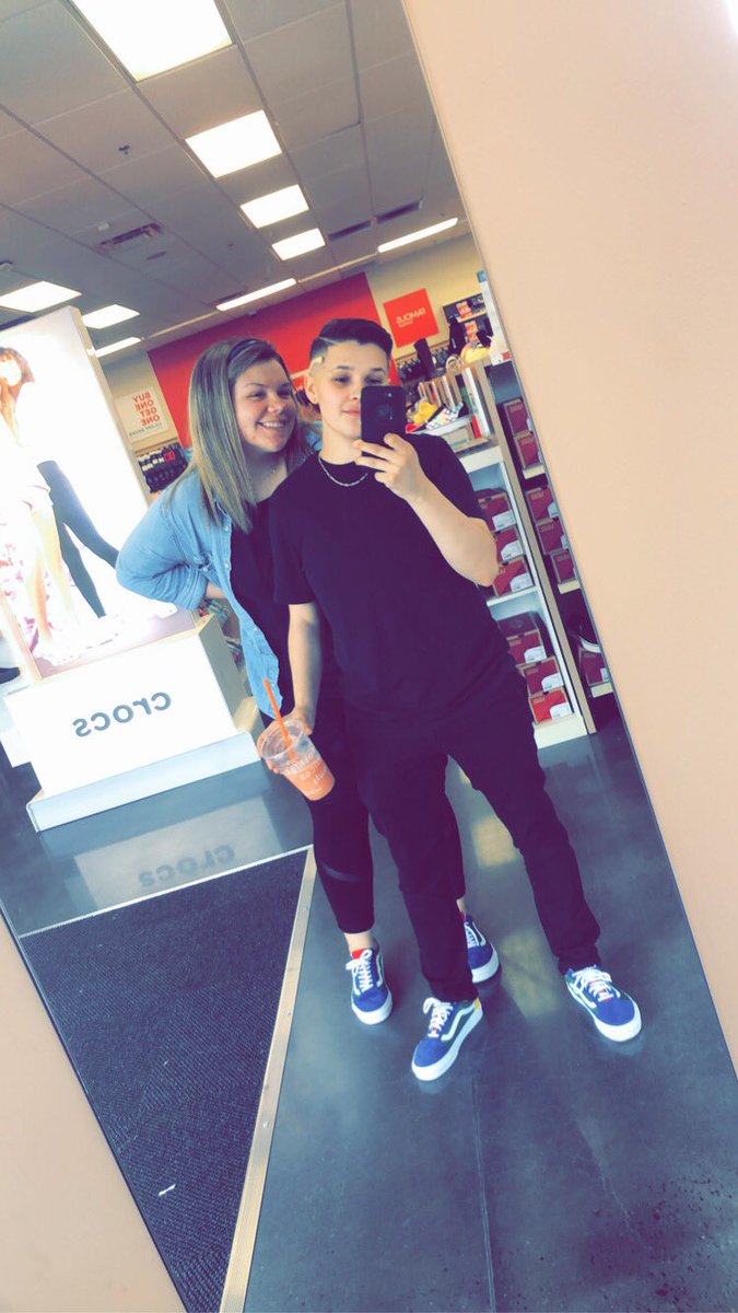 jp_almanza14's tweet photo. Not gonna lie... we were pretty cute today 😚 #notmygf #matchingvans https://t.co/c1twq680Ig