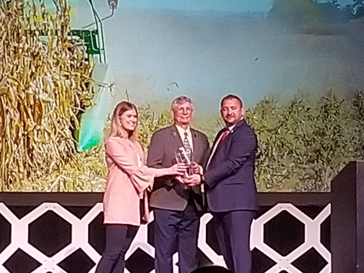 chantelram2's tweet photo. Congratulations @latay34 for your work on behalf of Indiana growers. Proud of your efforts! @IN_Corn @NationalCorn #membershipgoals#takeaction https://t.co/QeNfrPGyvd