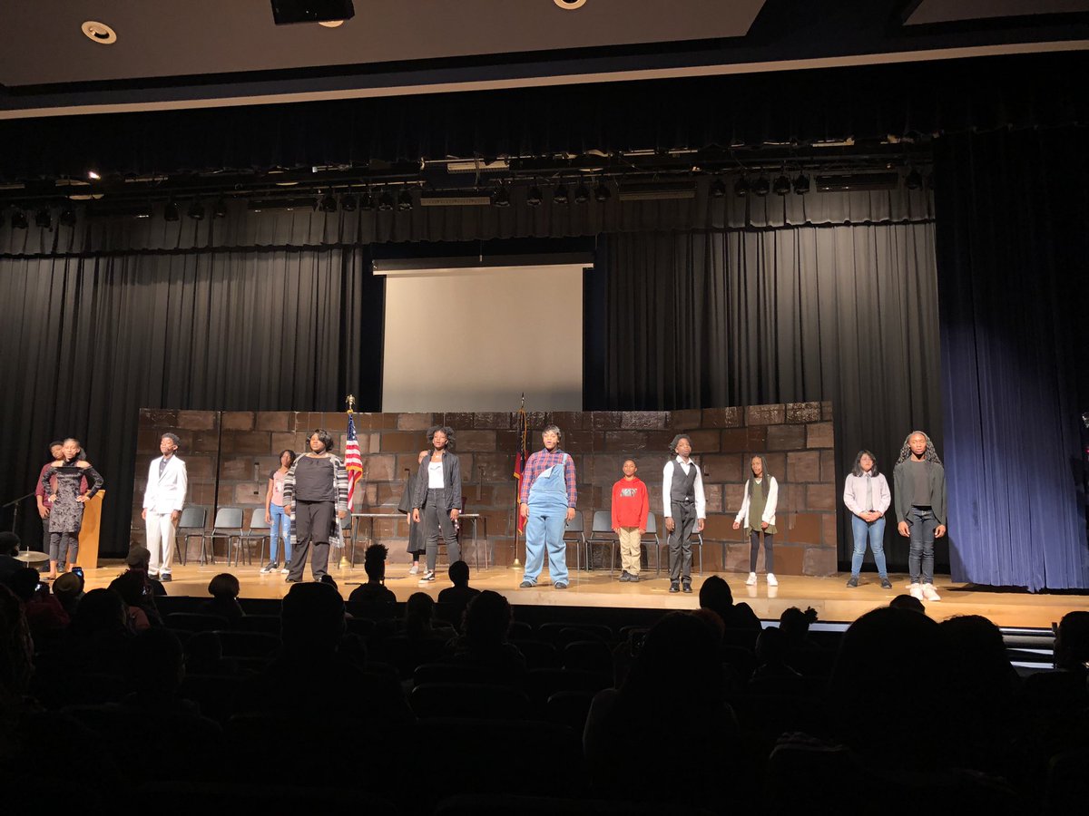 PrincipalDrH's tweet photo. Supported my sister and her middle schoolers tonight for their black history play!! Great actors and actresses! Phenomenal job scholars!! #Powerful #BlackHistoryMonth #sistereducators 😉 https://t.co/ilFKZ9TRLm