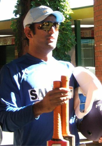 lover_quit's tweet photo. MS Dhoni Biography Age Spouse Height Celebrity comity https://t.co/GUIkljFoUt