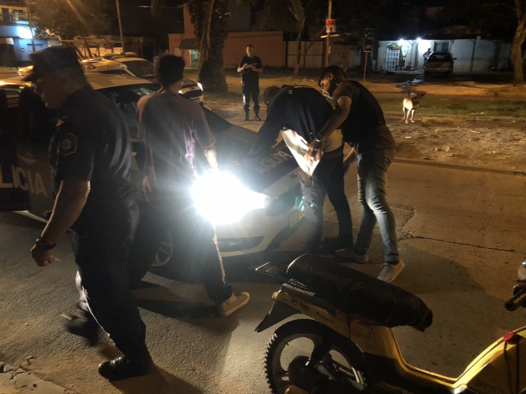 GastonOtero17's tweet photo. #Ahora Trabajando junto a Policía para brindar más #Seguridad #Prevención en los barrios.  @MuniZARATE https://t.co/JqzMpnwxJ7