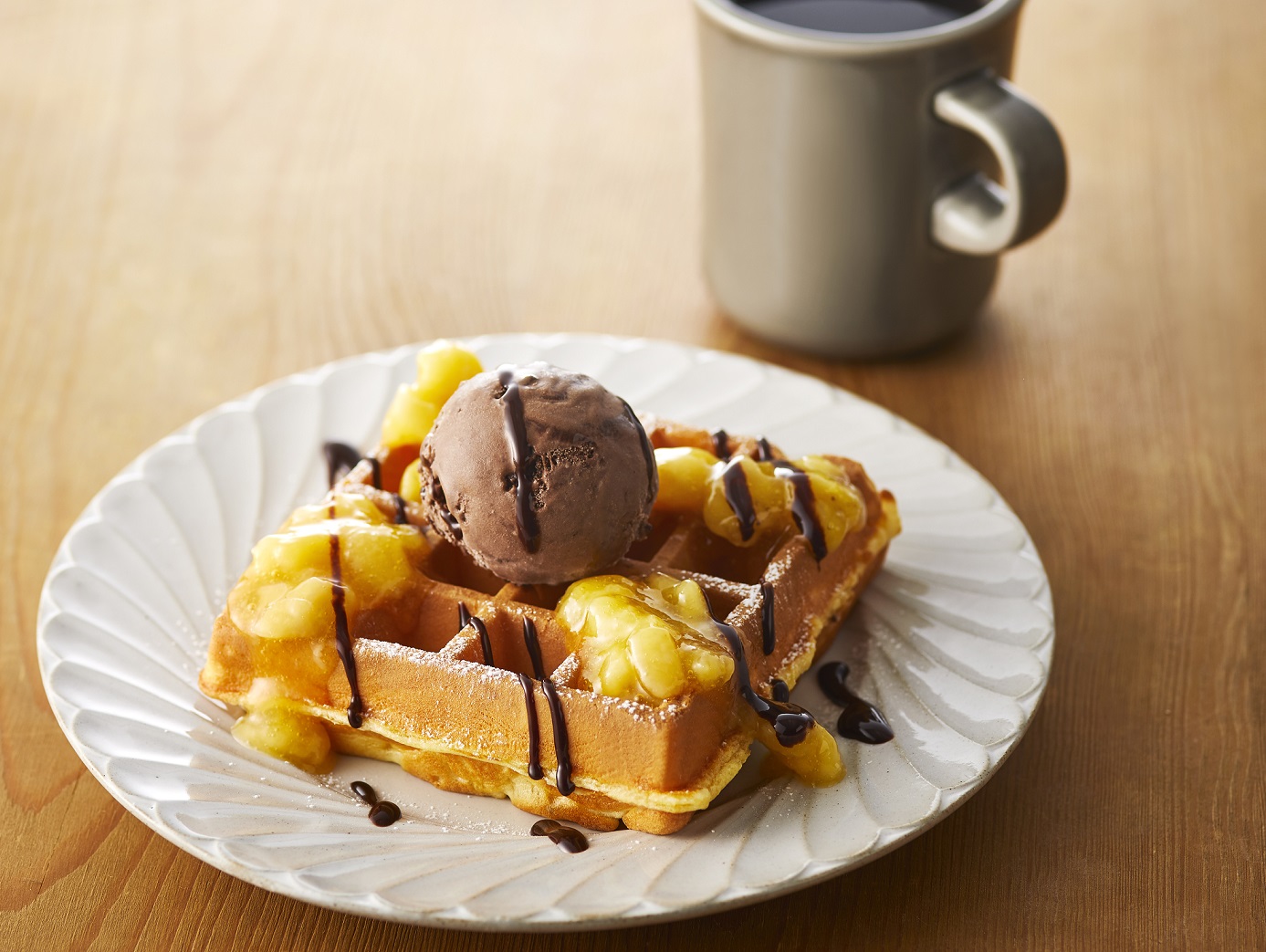 Twitter 上的 タリーズコーヒージャパン株式会社 週末のスイーツは やさしいチョコバナナ味のワッフルはいかが フルーティなバナナ ソースと 濃厚なt Sトリプルチョコレートをトッピングしています カフェラテや本日のコーヒーとご一緒にどうぞ ブリュッセル