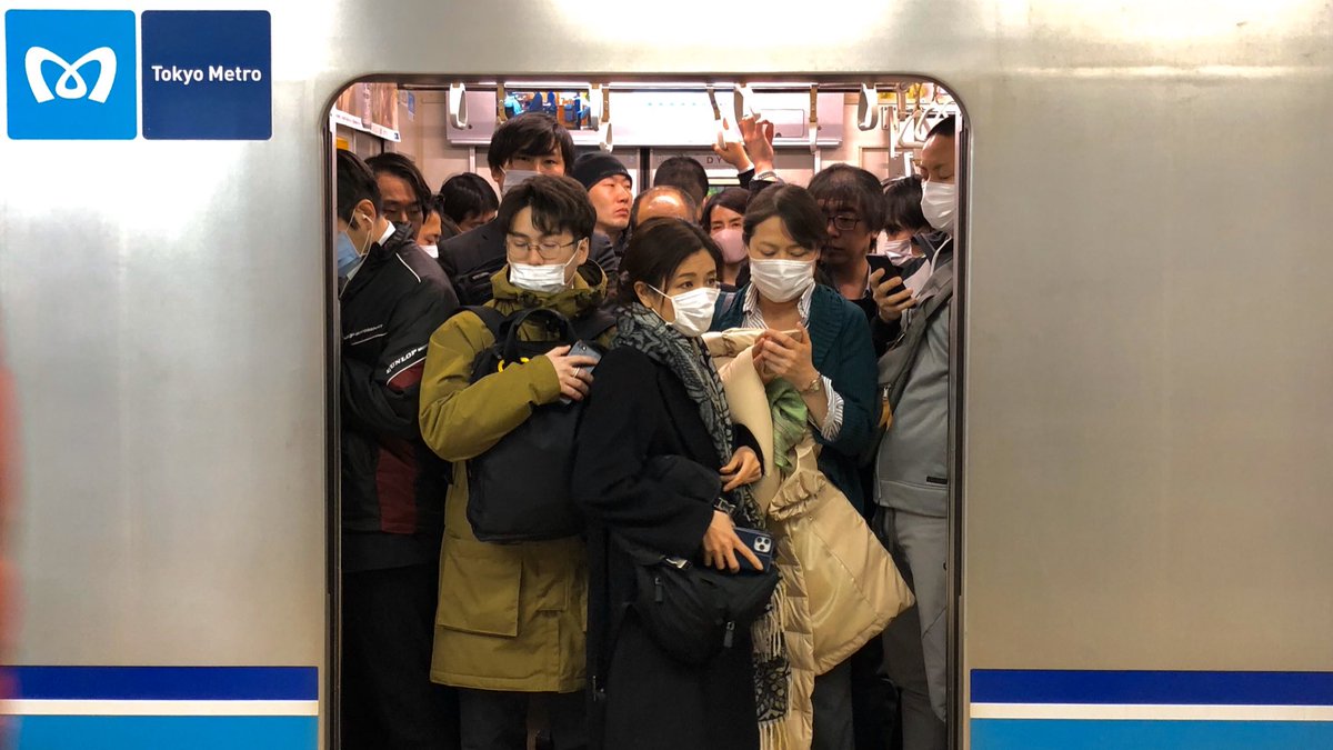 TobiasBringmann's tweet photo. Die U-Bahn-Drücker in #Tokyo 🇯🇵 drücken nicht mehr. #Oshiya nannte man sie, die in der Rushhour Passagiere höflich, aber sehr bestimmt in die Waggons gedrückt haben. Plötzlich sind sie angwiesen, nur noch die Ströme zu lenken. Offenbar will man zur Olympiade die Bilder vermeiden. https://t.co/xvjmim9k4k