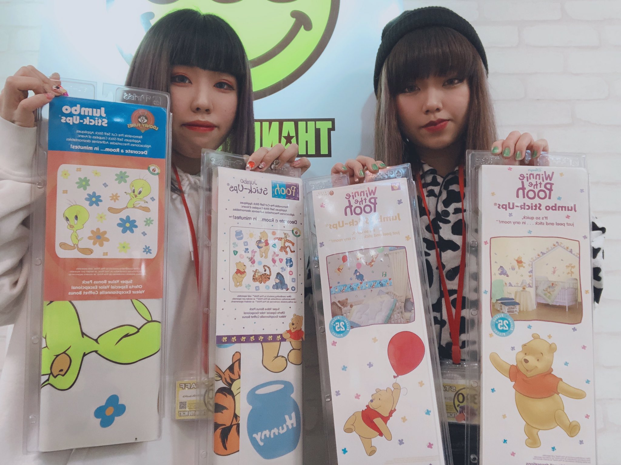 サンキューマート静岡東急スクエア店 商品紹介 アメリカ雑貨コーナーよりトゥイーティー とプーさん の壁紙ステッカーが入荷しました 貼るだけで簡単にお部屋が可愛いく大変身 絵柄は全部で4種類あります もちろん店内全品390円