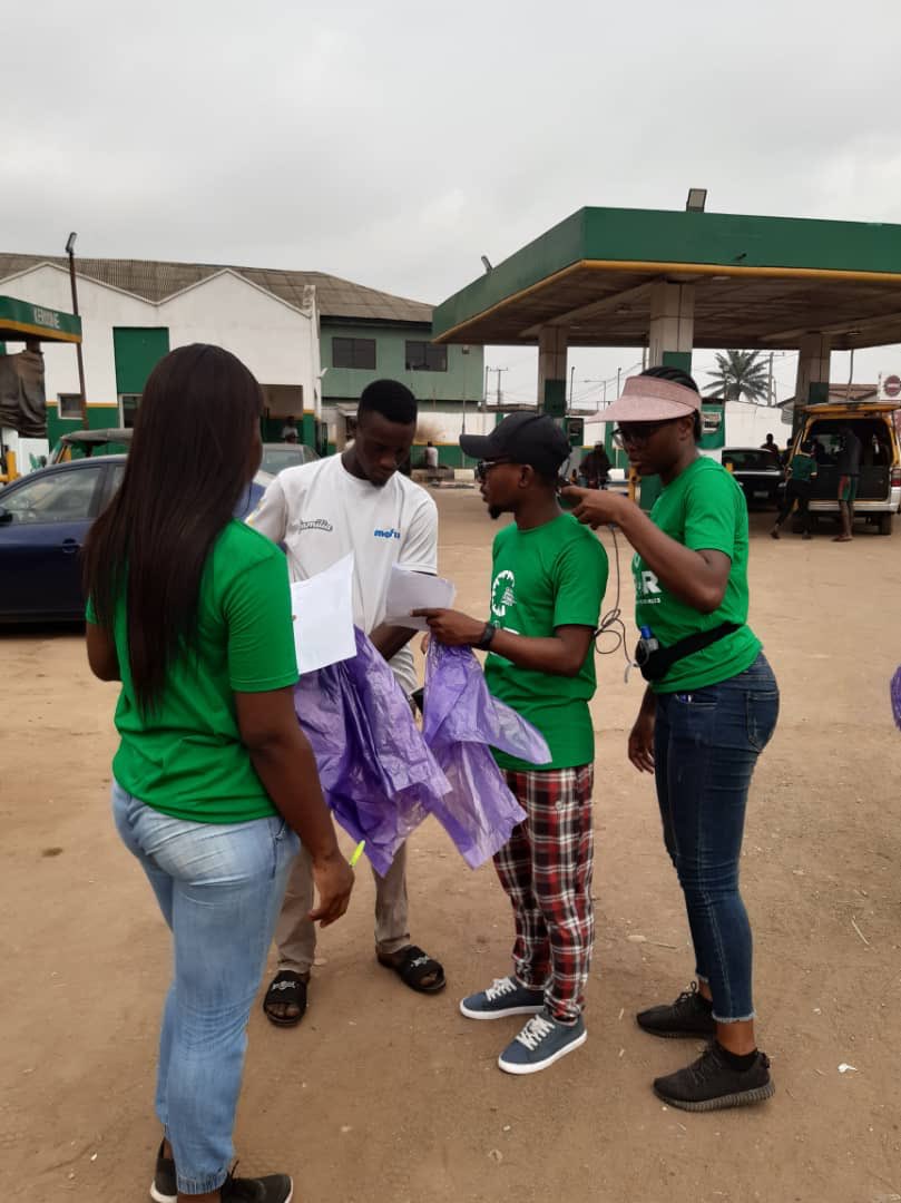 LagosShapers's tweet photo. Shapers and volunteers sensitizing the Alagbado community on our PLASTICS TO RESOURCES (P2R) Project in partnership with New World, Global Water Challenge, The Coca Cola Foundation and @ecoprune.
#P2RNaija #RecyclingPlastics #NewWorldProgramGrant #LagosShapers #GlobalShapers https://t.co/Zgxgi043pp