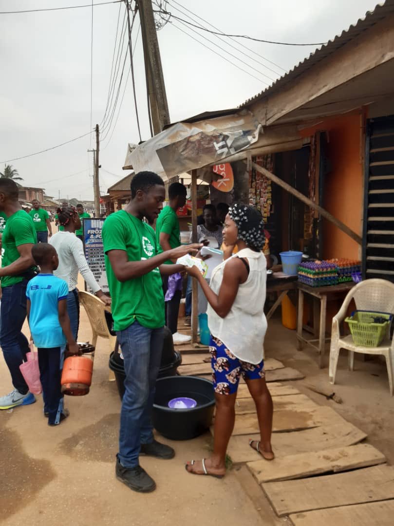 LagosShapers's tweet photo. Shapers and volunteers sensitizing the Alagbado community on our PLASTICS TO RESOURCES (P2R) Project in partnership with New World, Global Water Challenge, The Coca Cola Foundation and @ecoprune.
#P2RNaija #RecyclingPlastics #NewWorldProgramGrant #LagosShapers #GlobalShapers https://t.co/Zgxgi043pp