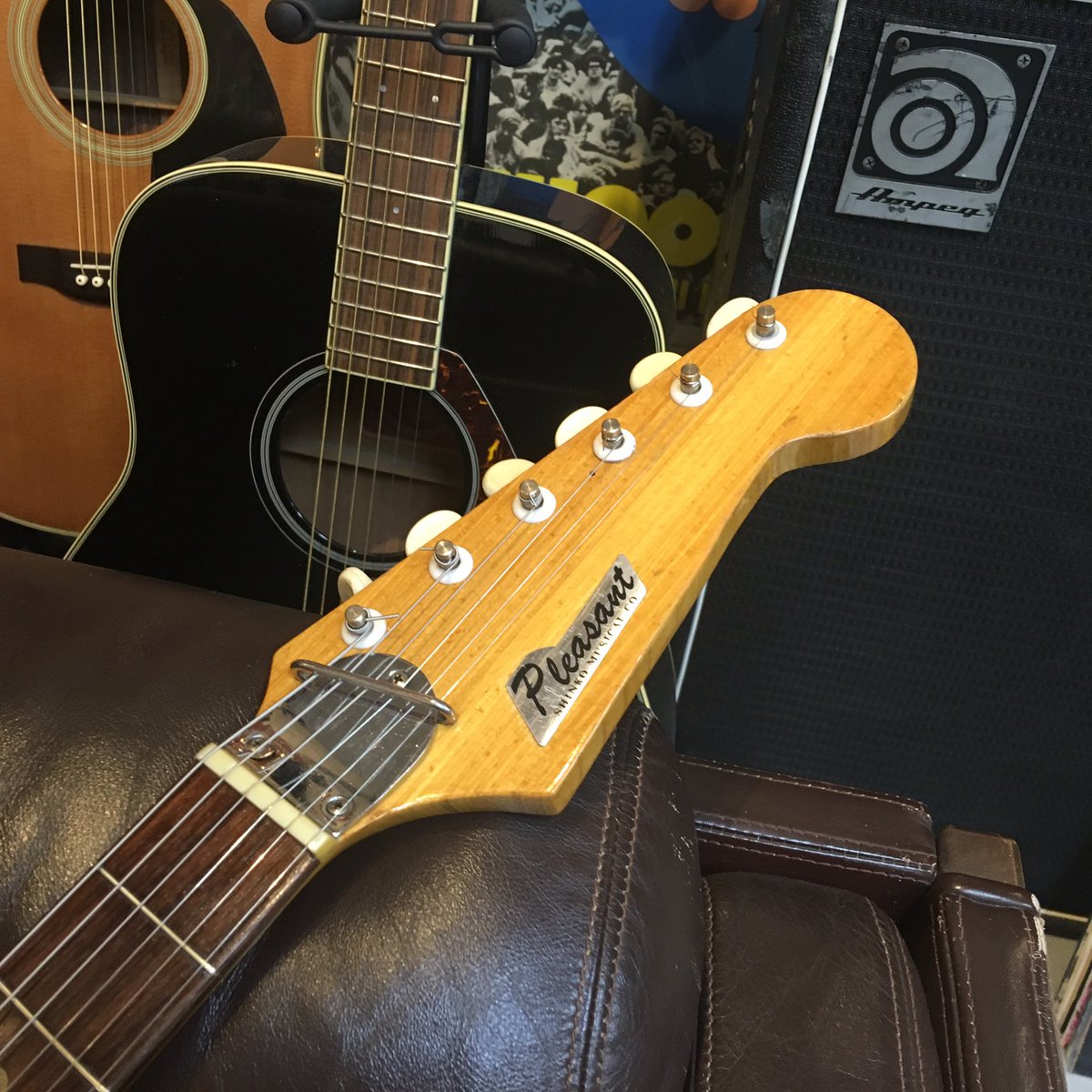 アストロノーツギターズ ポップで可愛いデザインのplesantのエレキギターが入荷 いわゆるビザールギターではありますがなるべく弾きやすく調整して販売します
