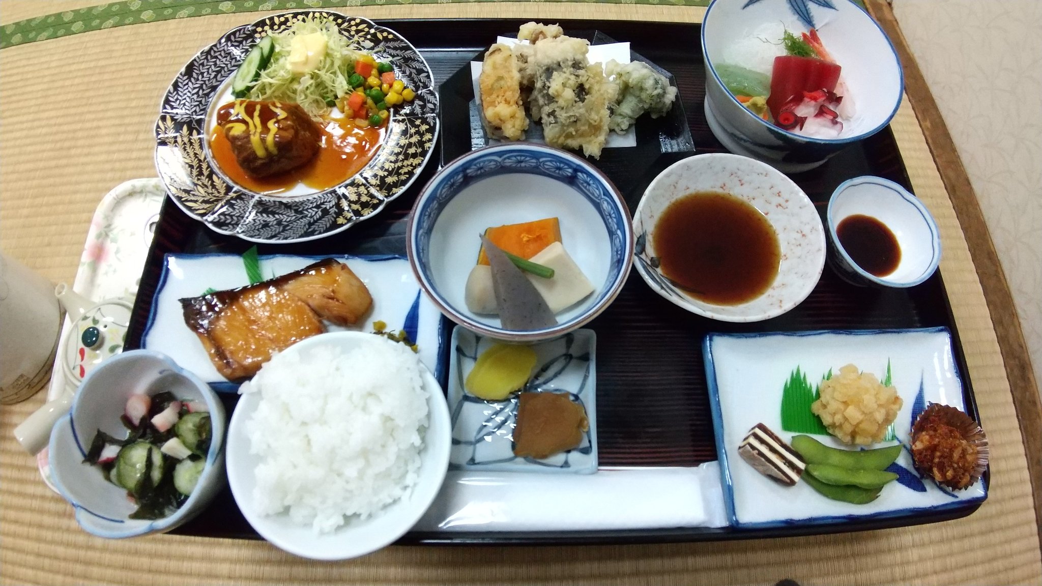 赤い彗星のチャア 伊香保温泉 徳田屋旅館さんの夕食 もちろんノンアルビールである 神 赤い彗星のチャア 伊香保温泉 徳田屋旅館さんの夕食 もちろんノンアルビールである 神