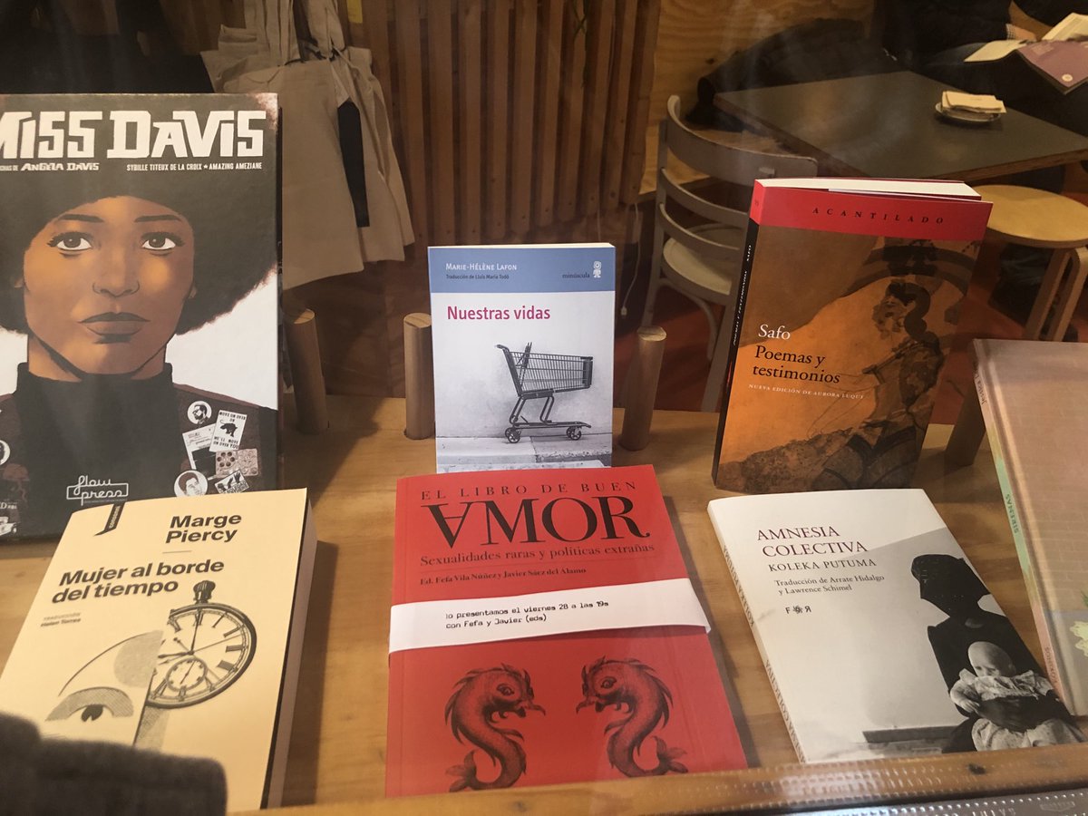 fefusv's tweet photo. #Vmor está siempre muy bien acompañado. También en @laotralibreriacafe en Valladolid. Ayer hubo tuvimos un encuentro muy chulo https://t.co/HusPrnP5Kh
