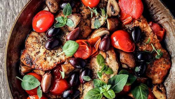 Wine not have chicken tonight?!🍷 Mediterranean Chicken Skillet with Mushrooms &amp; Tomatoes🍅 sharing.kptncook.com/7Cw8KW4FX0

#chicken #mushrooms #tomatoes #stirfry #lowcarb