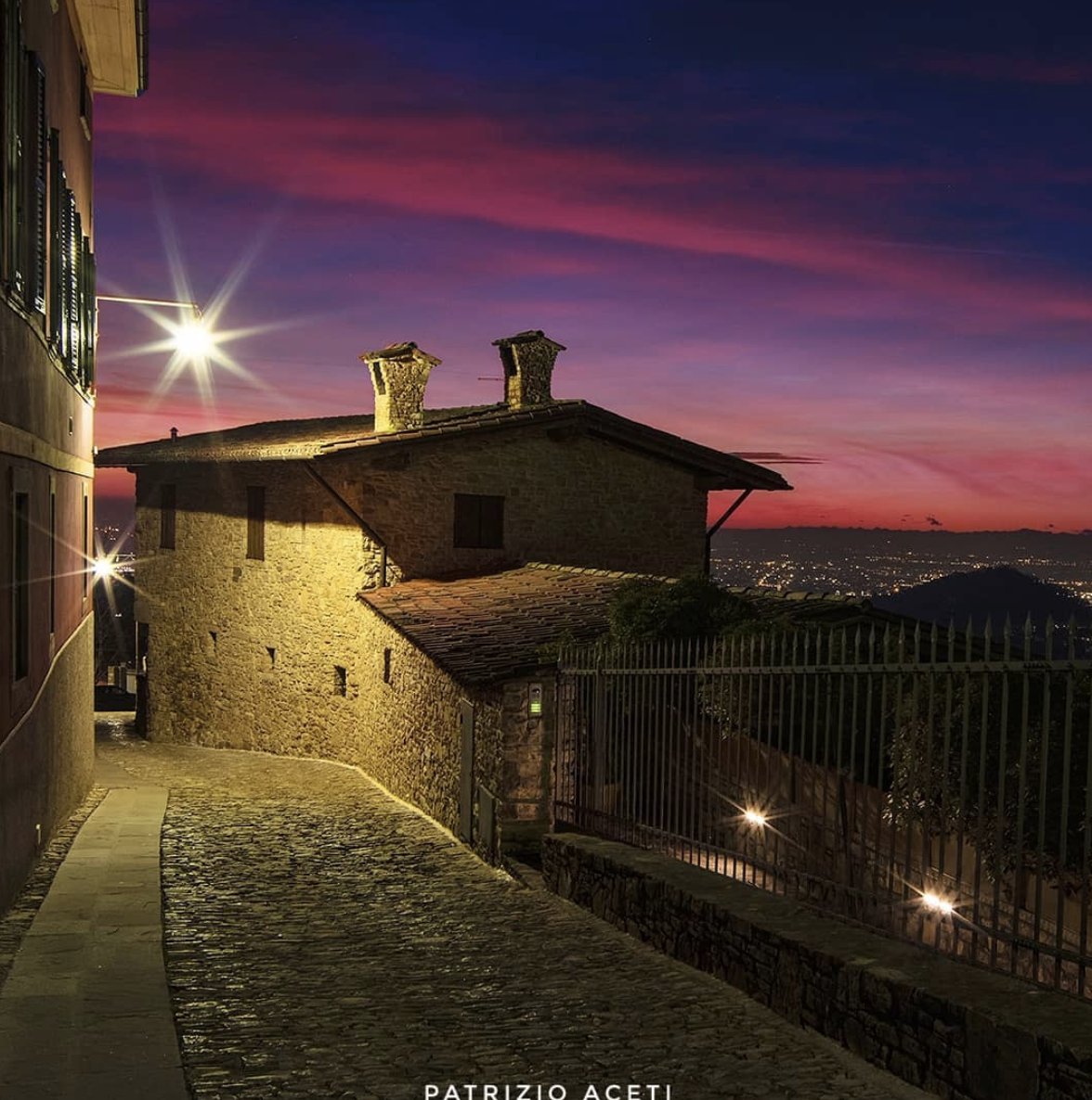 Le “Scorlazzone” poursuit la montée du “Scorlazzino” et mène à la colline de San Vigilio. C'est l'un des escaliers préférés des bergamasques.

bit.ly/2tnVEvk

📍 Ville haute et collines de Bergame
📷 <a href="/patrizio/">Patrick Mbosa</a>.aceti

#visitbergamo
#bergamojustamazing
#enLombardie