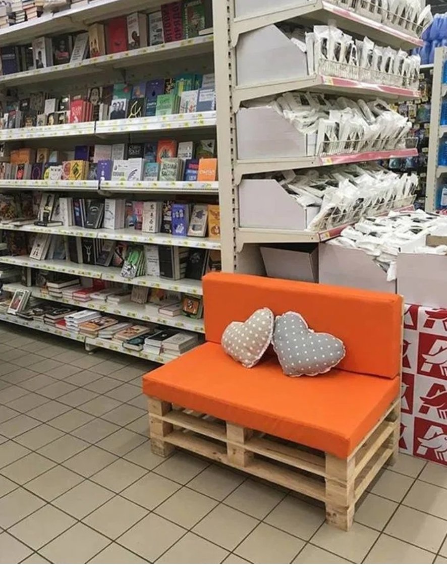 Kijów: Staruszka od 15 lat przychodziła do marketu czytać książki, pracownicy zrobili jej kanapę.