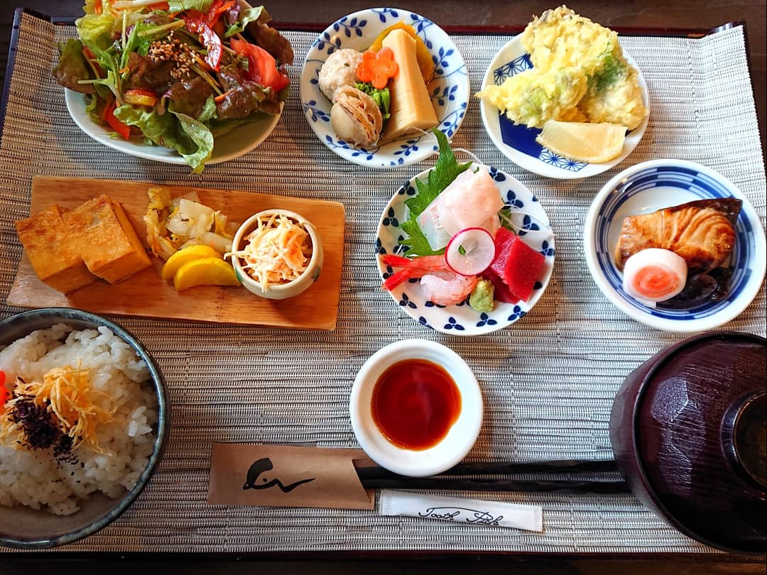 江口友美 Tomomi Eguchi V Twitter とても美しくおいしいご飯と 一杯一杯 お豆から丁寧に淹れてくださるコーヒーを 一緒にいただける至極の贅沢 おらが故郷は 本当に良いところです 和食カフェえん えん御膳 えんブレンドクラシック 新潟 新潟グルメ