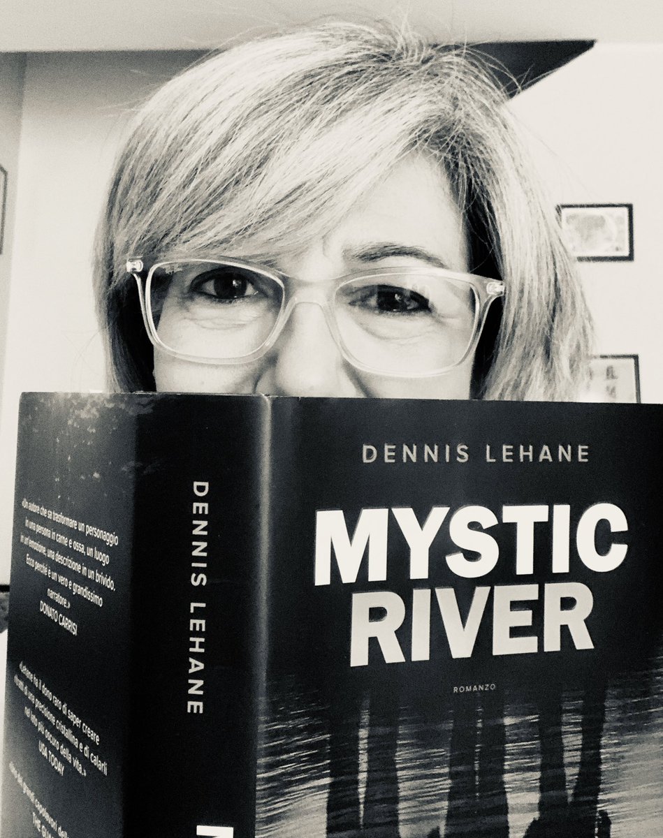 La mia mascherina contro il contagio #vivalalettura #nonfacciamociprenderedalpanico #coronavirusnontitemo #culturavirus 
#books #bookshelf #booklover #bookstagram #blogger #vitadablogger #dennislehane #mysticriver tradotto da #mirkozilahy per #Longanesi