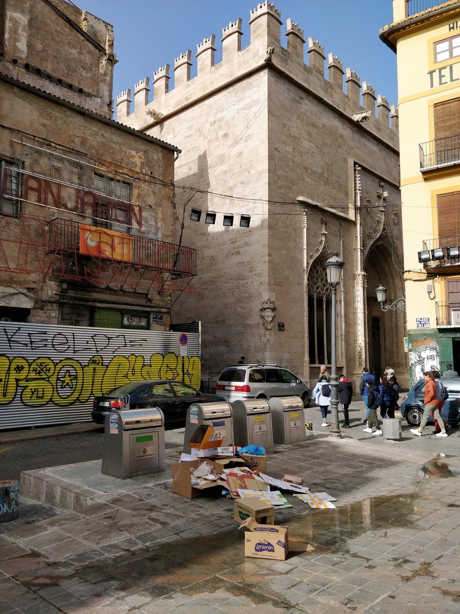 Un fracaso lo de los contenedores enterrados en la Plaza del Collado. Basura por el suelo y un charco permanente por la mala ejecución de la obra.