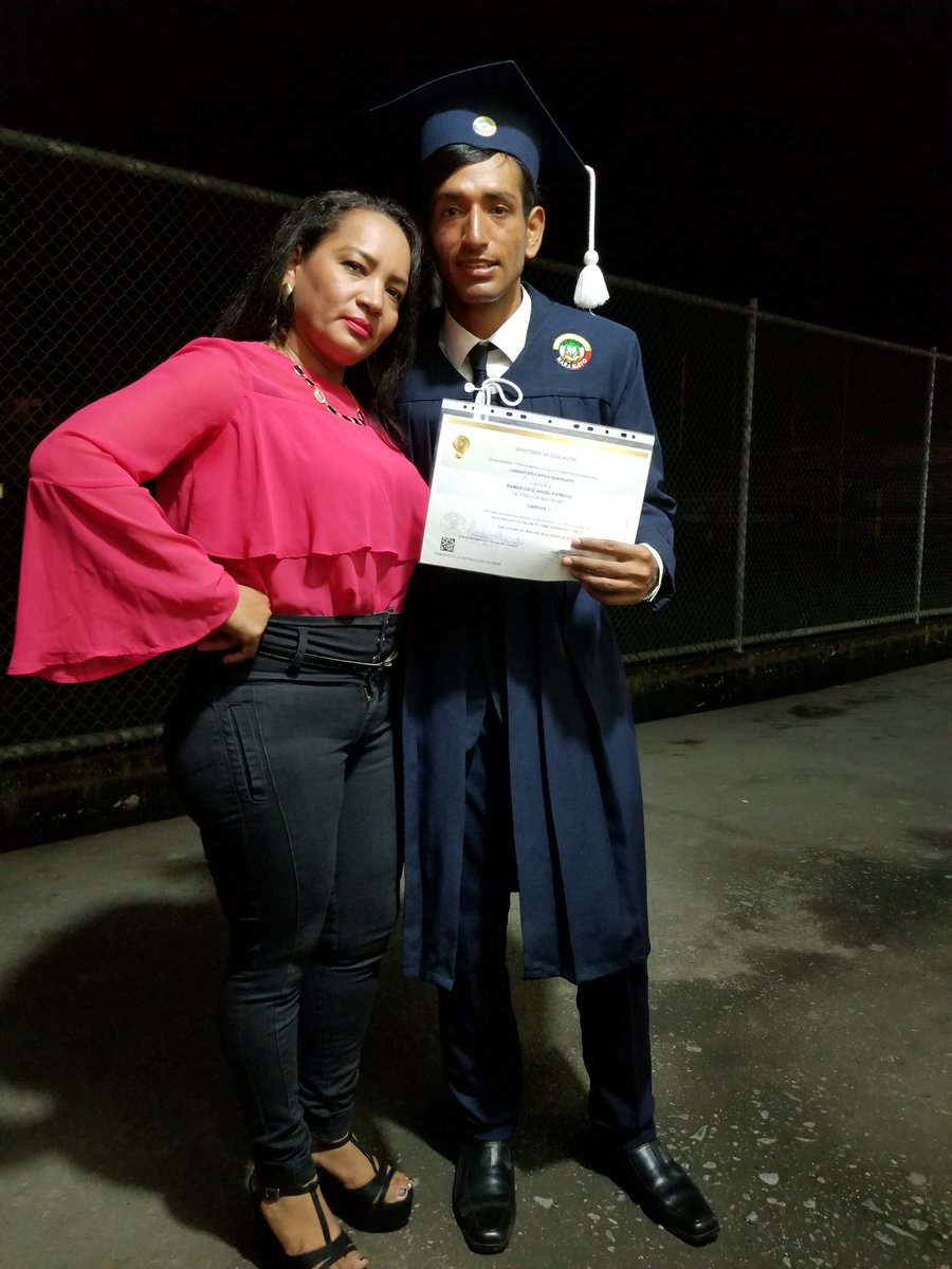 angelmix1968's tweet photo. 🙈😇🤩Gracias al apollo de mi madre porque siempre estuvo ahí apoyando me en las buenas y las malas  para salir adelante en el estudio también a mi padre y a mi tía Lili y a ñaña Mariuxi ha a mis abuelos  gracias a todos por su apoyo por la paciencia que nunca es tarde 😇😊🙈🤩 https://t.co/IudlPsikDy
