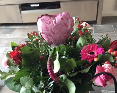 Nikita: "Soms denk ik: raken mijn tranen nog niet op? Ik ben echt al vier dagen alleen maar aan het huilen." 
Lees de column van Nikita op: jongborstkanker.nl/columns/de-con…