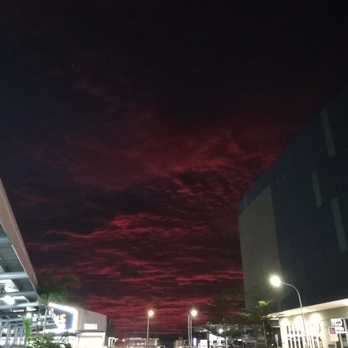 RAJDiation's tweet photo. Ang ganda!!
#sunset
#smlegazpi https://t.co/rrFR0Yljma