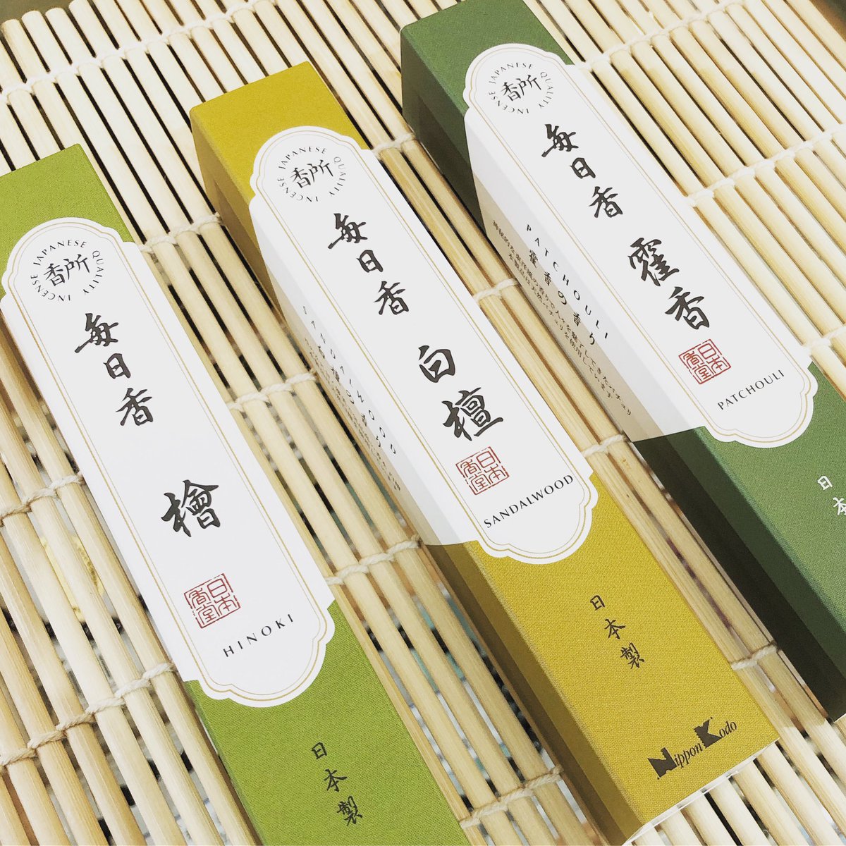 kohgen_ginza's tweet photo. 日本香堂の新しい香り「香所 毎日香」シリーズを入荷しました👏✨古来より抗菌効果のある植物原料としても有名な3種の香り🤗やや太めのスティックなので、しっかり香りを楽しめます♪ #お香 #銀座 #新しい香り #香源 https://t.co/jJqRUeOZ7M
