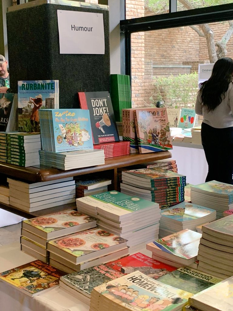 #PSA #BOOKSALE #NEWSTOCK
From 10am this morning, you have 6 hours to browse and buy the best Jacana books on sale. Come through to the <a href="/BaxterTheatre/">Baxter Theatre</a> for our #CapeTown books-per-kilo sale.
* Paperbacks R100/kg
* Hard Covers R150/kg
* Kids Picture Books R200/kg
📚📚📚👌🏽💯