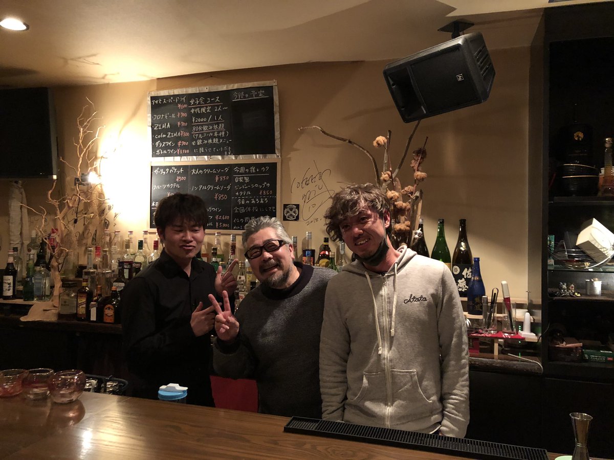 nomurock's tweet photo. U-太とよっしと呑み会！
ゆっくり話が出来て楽しかった！
1軒目U-太が予約してくれてたお店、「からく」
どれもめちゃくちゃ美味しかった！
2軒目はお洒落なBarへ！
店名はroots of tree！
店長も店内の雰囲気も最高！
今回もみんなの温かさに触れて来��した！
#四星球
#u太
#徳島からく
#rootsoftree https://t.co/DFASY8nBNS